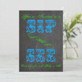 BOLD Chalkboard Sip and See Baby Shower Boy Einlad Einladung (Stehend Vorderseite)