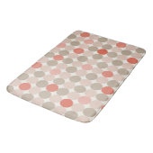 Bold Circle Pattern Bath Mat in Red Pink Mocha Badematte (Schrägansicht)