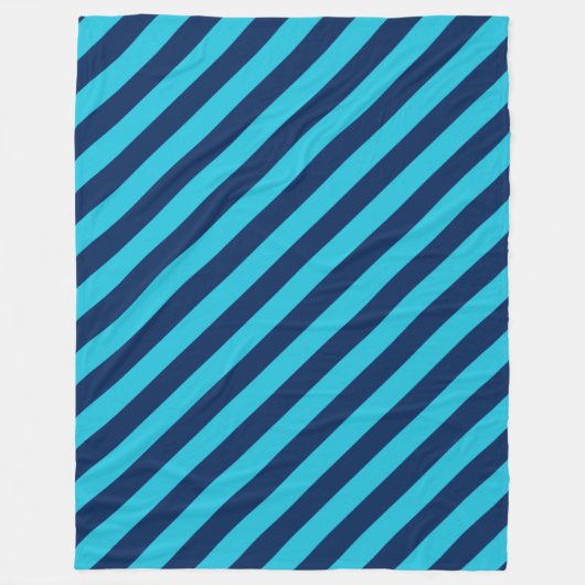 Bold Diagonal Bright Blue und Navy Stripes Fleecedecke (Vorderseite)