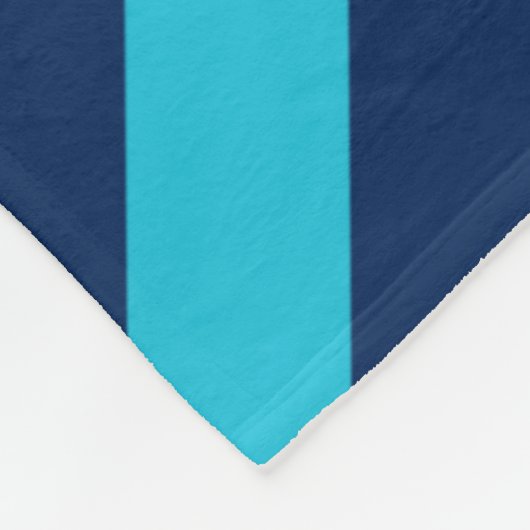 Bold Diagonal Bright Blue und Navy Stripes Fleecedecke (Ecke)