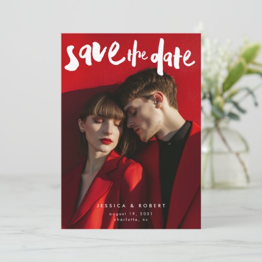 Bold Edgy Modern Brush Script Foto Wedding Save The Date (Stehend Vorderseite)