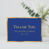 Bold Elegance Luxe Gold Edge Royal Blue Wedding Dankeskarte (Stehend Vorderseite)