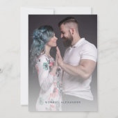 Bold elegantes Floral Monogram Wappen Wedding Foto Einladung (Rückseite)