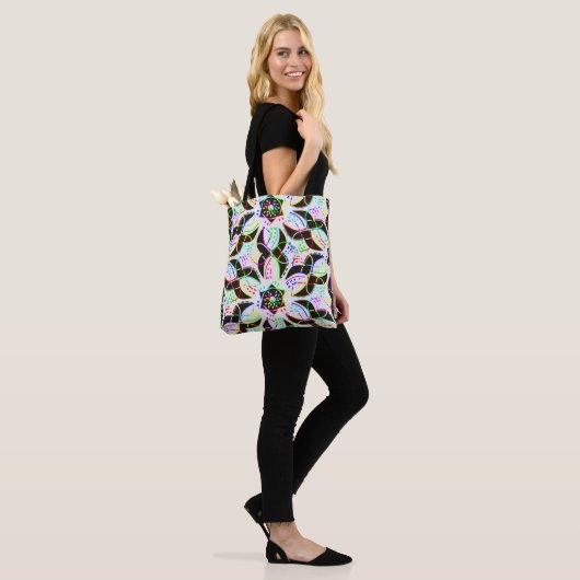 Bold Floral Tasche (Am Model)