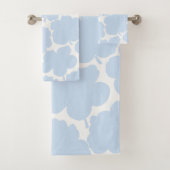 Bold Florals Monochrome Powder Blue Badhandtuch Set (Insitu)