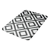 Bold Geometric Diamond Schwarz-weißes Muster Badematte (Schrägansicht)