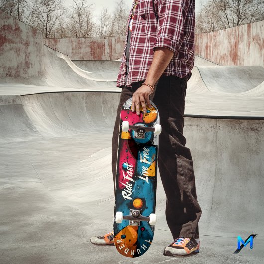 Bold Geometric Pop Art - Fahren Sie schnell, live Skateboard