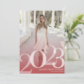 Bold GRAD 2023 Overlay Red Abschluss Ankündigung (Stehend Vorderseite)