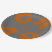 Bold GRAD Burnt Orange auf grauem Abschluss Pappteller (Schrägansicht)