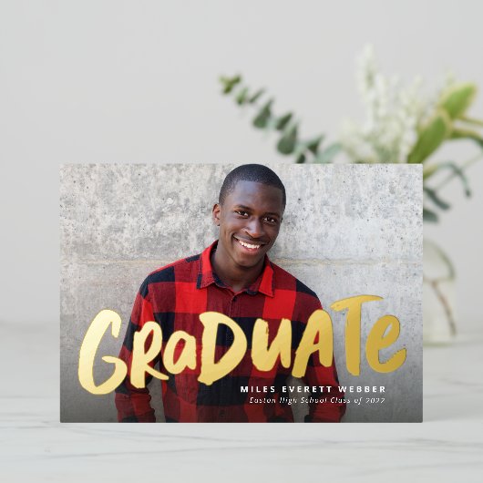 Bold graduate modern ein Foto Abschluss Folieneinladung (Stehend vorne)