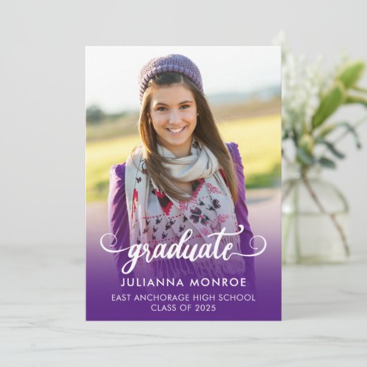 Bold Graduate Script Royal Lila Abschluss Ankündigung (Stehend Vorderseite)