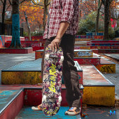 Bold Graffiti mit Yellow 'Live to Ride' Motto Skateboard