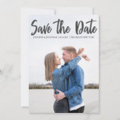 Bold Gray Script Overlay Modernes Foto für Verlobu Save The Date (Vorderseite)