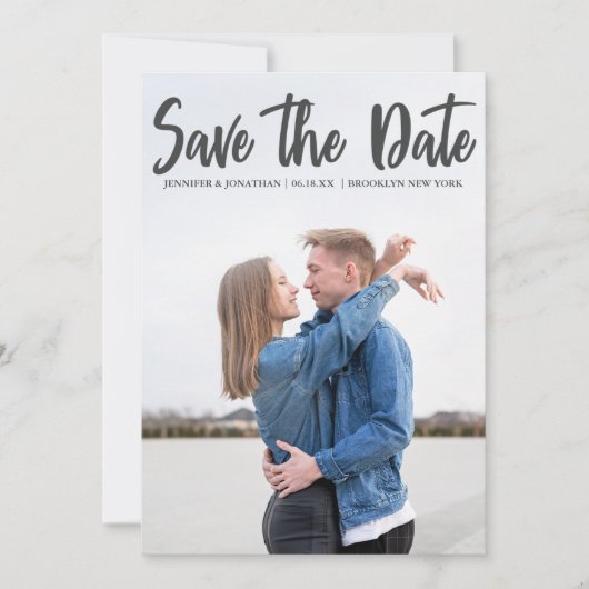 Bold Gray Script Overlay Modernes Foto für Verlobu Save The Date (Vorderseite)