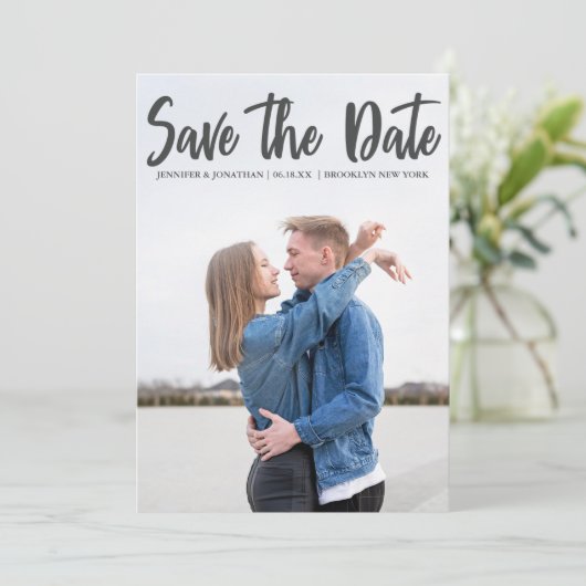 Bold Gray Script Overlay Modernes Foto für Verlobu Save The Date (Stehend Vorderseite)