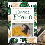 Bold Green Blätter Gold Hawaii 5-0 50. Geburtstag Einladung<br><div class="desc">Feiern Sie die großen 5-0 mit fett grünen und goldenen Blätter. Vergessen Sie nicht, passende Geschenke aus Palmenblättern zu erhalten. Diese goldene und grüne tropische 50. Geburtstagskarte mit den Worten: "Wünscht euch eine wunderbare Hawaii Fünf-0" ist leicht personalisiert für jeden Ehegatten, Elternteil, Freund oder Geschwister, der 50 Jahre alt wird....</div>