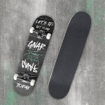 Bold Gritty Dark Grunge Urban Style Dein Name Skateboard<br><div class="desc">Dieses kühne, dunkle Grunge Skateboard bringt Ihnen rohe Energie und modernen Vorsprung. Mit seiner reizvollen Textur und seinem individuelle Name ist es ideal, um sich im Skate Park oder auf dem Display stehend zu fühlen. Die Farben, Schriftart und Texte können personalisiert sein, um Ihrem Bild zu entsprechen. Entdecken Sie die...</div>