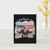 Bold Gritty Retro politische Slogan America First Karte (Gelbe Blume)
