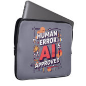 Bold “Human Error, AI Approved” Digital Art Laptopschutzhülle (Vorne Rechts)