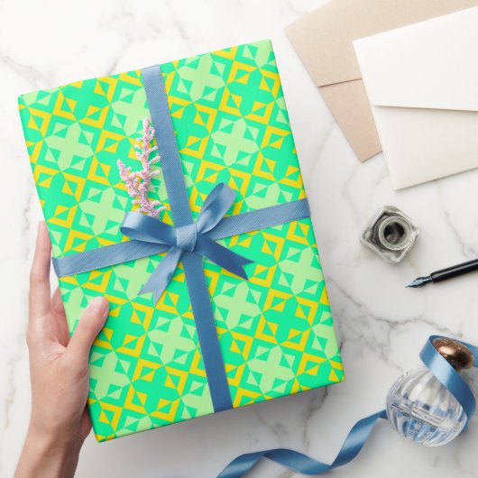 Bold Initial Geometric Special zum Geburtstag Geschenkpapier (Schenken)