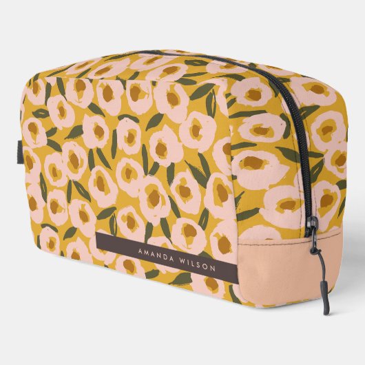 Bold Inky Floral Pattern | Hand-Drawn Botanical Waschbeutel (Rechte Ecke)