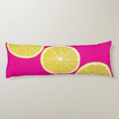 Bold Lemon Slice on Pink Body Pillow Seitenschläferkissen (Rückseite)