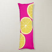 Bold Lemon Slice on Pink Body Pillow Seitenschläferkissen (Rückseite (Vertikal))