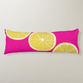 Bold Lemon Slice on Pink Body Pillow Seitenschläferkissen (Vorderseite)