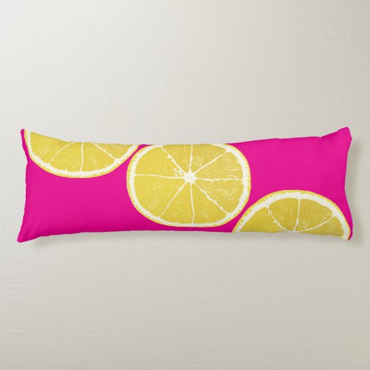 Bold Lemon Slice on Pink Body Pillow Seitenschläferkissen (Vorderseite)