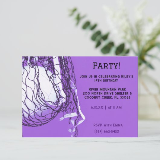 Bold Lila Volleyball Geburtstag Einladung (Stehend Vorderseite)