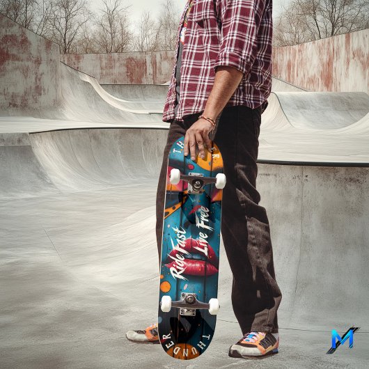 Bold Lips Pop Art - Riesenspass, Live Free Motto Skateboard