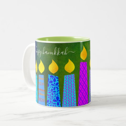 Bold Menorah Candles Happy Hanukkah Script Green Zweifarbige Tasse (Vorderseite Links)