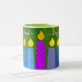 Bold Menorah Candles Happy Hanukkah Script Green Zweifarbige Tasse (Mittel)
