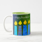 Bold Menorah Candles Happy Hanukkah Script Green Zweifarbige Tasse (Links)