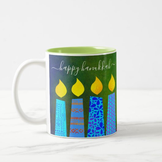 Bold Menorah Candles Happy Hanukkah Script Green Zweifarbige Tasse (Links)