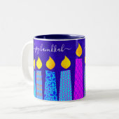 Bold Menorah Candles Happy Hanukkah Skript auf Blu Zweifarbige Tasse (Vorderseite Links)
