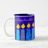 Bold Menorah Candles Happy Hanukkah Skript auf Blu Zweifarbige Tasse (Links)