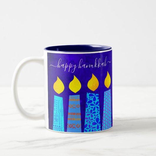 Bold Menorah Candles Happy Hanukkah Skript auf Blu Zweifarbige Tasse (Links)