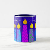 Bold Menorah Candles Happy Hanukkah Skript auf Blu Zweifarbige Tasse (Mittel)