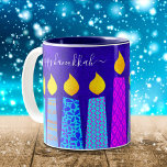 Bold Menorah Candles Happy Hanukkah Skript auf Blu Zweifarbige Tasse<br><div class="desc">"Happy Hanukkah." Hier ist ein einfacher Weg, jeden Morgen in die Urlaubsstimmung zu kommen. Genießen Sie Ihren Tag mit Ihrem Lieblingsgetränk in dieser farbenfrohen, maßgeschneiderten Hanukkah-Tasse. Eine spielerische, künstlerische Illustration blauer Menorahkerzen mit bunten Imitat-Folienmustern und moderner Typografie überlagert einen reichen, tiefblauen, texturierten Hintergrund. Ändern Sie den Gruß, wenn gewünscht, um...</div>