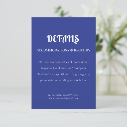 Bold Minimal Wedding Einladung in Deep Blue (Stehend Vorderseite)