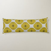 Bold Minimalist Poppy Textured Floral Yellow Seitenschläferkissen (Rückseite)