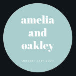Bold Minimalistisch Boho Aqua Blue Custom Wedding Runder Aufkleber<br><div class="desc">Personalisieren Sie Ihre Gastgeschenke Hochzeiten mit diesen eleganten Aufklebern. Diese Aufkleber mit einem weichen aquablauen Hintergrund und fett formatierter Typografie fügen Geschenkboxen,  Umschlägen und vielem mehr eine stilvolle Touch hinzu. Passen Sie mit Ihren Namen und Hochzeitsdatum für ein wunderschönes und gedankenvolles Detail Ihre Gäste werden Liebe!</div>