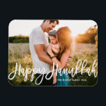 Bold Modern Calligraphy Happy Hanukkah Foto Magnet<br><div class="desc">Happy Hanukka! Senden Sie Hanukkah Wünsche an Familie und Freunde mit diesem anpassbaren Hanukkah Magneten. Es zeichnet sich durch moderne Kalligraphie aus. Personalisieren Sie diese durch Hinzufügen von Namen und Fotos. Dieser Foto Happy Hanukkah Magnet ist in anderen Cardstock erhältlich.</div>