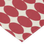 Bold Modern Christmas Red Baubles Festive Chic Tischdecke (Schrägansicht)