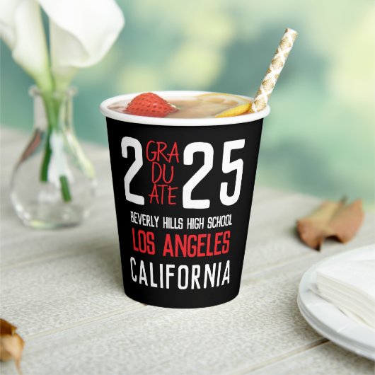 Bold Modern Class of 2025 Abschluss Pappbecher (In Situ)