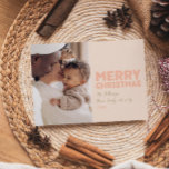 Bold Modern Coral frohe Weihnachten Ein Foto<br><div class="desc">Senden Sie herzliche Wünsche in dieser Urlaubssaison mit dieser einzigartigen und niedlichen, modernen Koralle Frohe Weihnachten ein Foto Urlaubskarte. Das schlichte und minimalistisch gestaltete Design ist in hellrosa, pastellfarbenen Korallen, Salbei, Rot und Pfirsichfarben inspiriert. Dieses Design feiert den festlichen Geist des Dezember und bringt jedem Anlass eine fröhliche und lustige...</div>