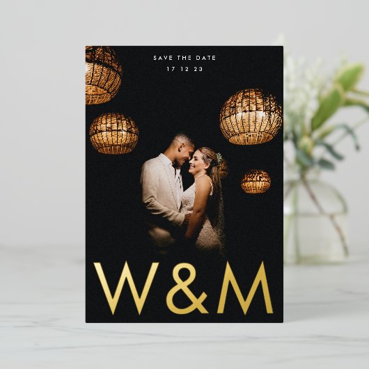 Bold Modern Gold Foto Monogram Save the Date Folieneinladung (Stehend vorne)