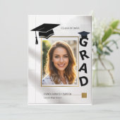 Bold Modern GRAD Typography Gold Photo Graduation Einladung (Stehend Vorderseite)