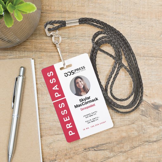 Bold Modern Red Circle Foto Press Pass & Logo Ausweis